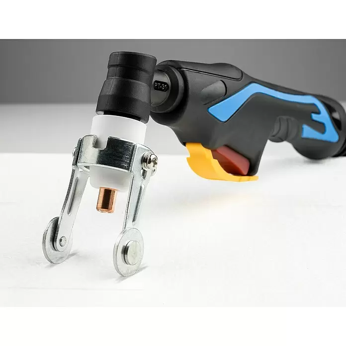 Güde Plasmaschneider GPS-K AIR CUT 40 AK - Schweißstrom: 15 A - 40 A, Max. Schnittstärke: 12 mm, 230 V - Schwarzer und blauer Plasmaschneidbrenner mit gelbem Auslöser und silberner Rollenführung.