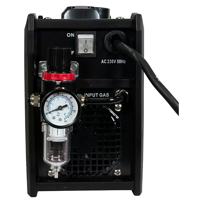 Güde Plasmaschneider GPS-E 40 AK - Schweißstrom: 15 A - 40 A, Max. Schnittstärke: 12 mm, 230 V - Rückseite einer schwarzen Industriemaschine mit Luftdruckregler, Manometer, Filter, Netzschalter und Gaseingang.