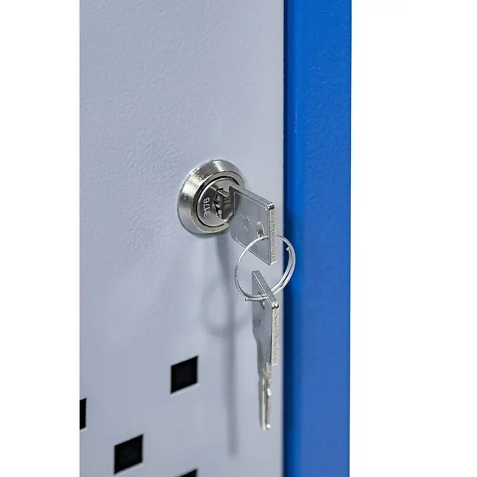 Güde Spind - B x T x H: 410 x 500 x 1.920 mm, Anzahl Türen: 2 Stk. - Nahaufnahme eines Schrankschlosses mit eingestecktem Schlüssel und Schlüsselanhänger, der die Sicherheit und Funktionalität des Produkts hervorhebt.