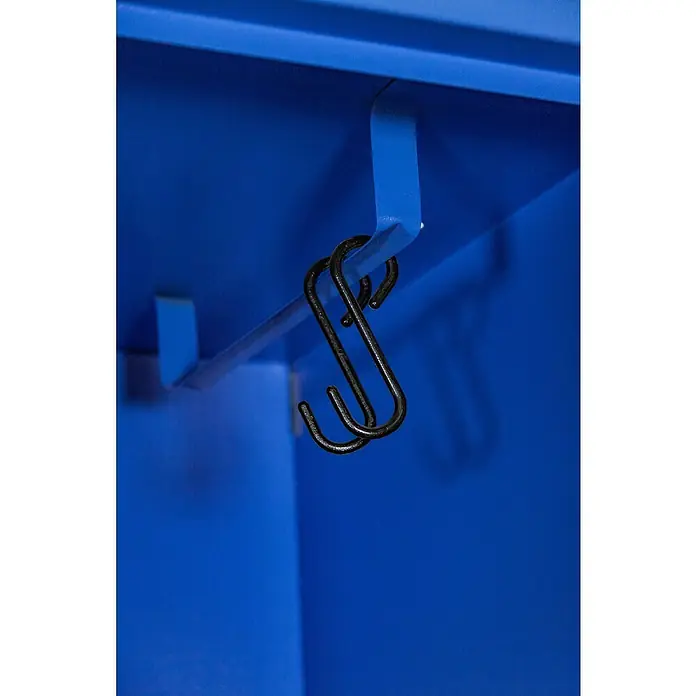 Güde Spind - B x T x H: 410 x 500 x 1.920 mm, Anzahl Türen: 2 Stk. - Nahaufnahme von schwarzen S-Haken, die an einer blauen Metallstange hängen, die Teil eines Schranks oder einer ähnlichen Aufbewahrungseinheit ist.