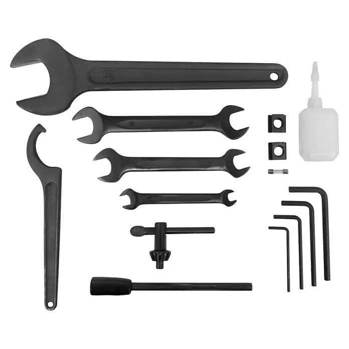 Güde Bohr- & Fräsmaschine GBF 550 - 350 W, 0 U/min - 2.500 U/min, Größe Arbeitstisch: 400 x 92 mm - Verschiedene dunkelgraue Metallwerkzeuge: Maul-, Haken- und Innensechskantschlüssel, Bohrfutterschlüssel, Muttern, Sicherung, weiße Ölflasche.