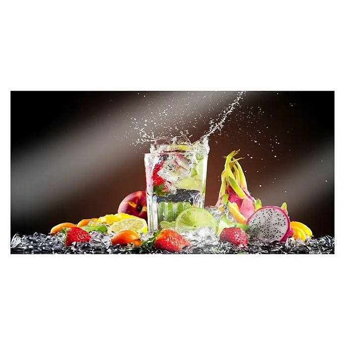 CUCINE Küchenrückwand - Cocktail Splash, 80 x 40 cm, Stärke: 6 mm, Einscheibensicherheitsglas (ESG) - Fruchtiges Getränk mit spritzendem Wasser, Eiswürfeln, Erdbeeren, Limetten und einer Drachenfrucht auf dunklem Untergrund.