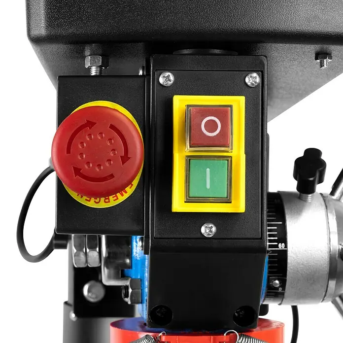 Güde Tischbohrmaschine GTB 16/605 - 600 W, Leerlaufdrehzahl: 600 U/min - 2.700 U/min, Spannweite Bohrfutter: 1 mm - 16 mm - Detailansicht eines Produkts mit Not-Aus-Knopf und Ein/Aus-Schaltern in einem industriellen Kontext.