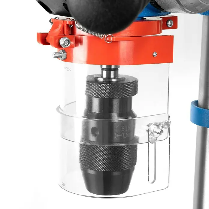 Güde Tischbohrmaschine GTB 16/605 - 600 W, Leerlaufdrehzahl: 600 U/min - 2.700 U/min, Spannweite Bohrfutter: 1 mm - 16 mm - Nahaufnahme einer Bohrmaschine mit Schutzvorrichtung.