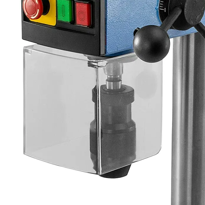 Güde Tischbohrmaschine GTB 14 Pro - 300 W, Leerlaufdrehzahl: 620 U/min - 2.600 U/min, Spannweite Bohrfutter: 1 mm - 13 mm - Nahaufnahme einer Tischbohrmaschine mit transparentem Schutzschild, das den Bohrkopf umgibt, sowie Bedienteile und Metallsäule.