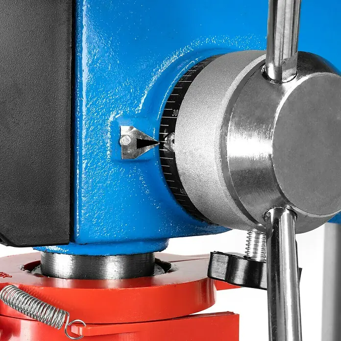 Güde Tischbohrmaschine GTB 16/605 - 600 W, Leerlaufdrehzahl: 600 U/min - 2.700 U/min, Spannweite Bohrfutter: 1 mm - 16 mm - Detailaufnahme einer blauen Tischbohrmaschine mit silbernem Einstellrad und schwarzer Skala zur präzisen Tiefeneinstellung.