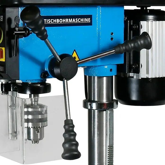 Güde Tischbohrmaschine GTB 16/500 Vario - 500 W, Leerlaufdrehzahl: 290 U/min - 2.500 U/min, Spannweite Bohrfutter: 1 mm - 16 mm - Detailaufnahme einer Tischbohrmaschine mit schwarzem Griff und blauem Gehäuse.