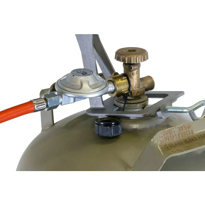 Güde Gasheizstrahler GHS 4200 M PIEZO - 3,2 kW - 4,4 kW - Nahaufnahme einer Gasflasche mit Druckregler und Ventil aus Messing für den sicheren Anschluss.