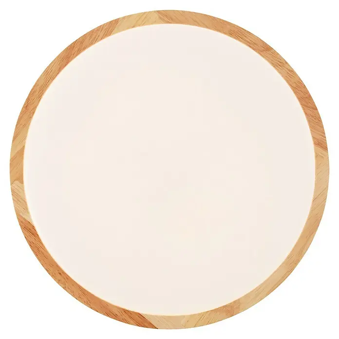 Brilliant LED-Deckenleuchte rund Bario - 18 W, 30 cm, Holz, Weiß - Ein runder Servierteller aus Holz mit einer glatten, hellen Oberfläche, ideal für die Präsentation von Speisen und Snacks.