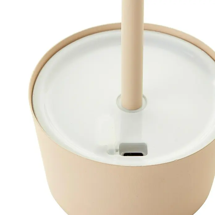 Brilliant Akku-Tischleuchte Jona - 2 W, 9 x 25 cm, Beige, Warmweiß - Nahaufnahme einer beigen Toilettenbürste mit weißem Innenteil. Der Bürstenstiel ist ebenfalls beige.