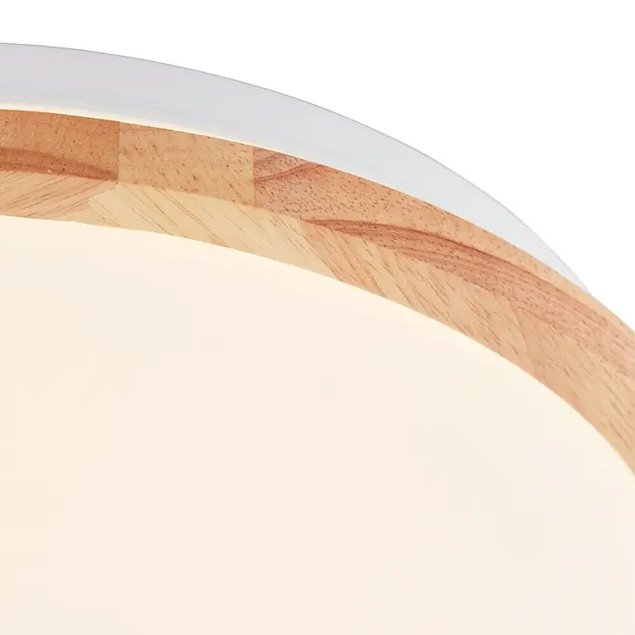 Brilliant LED-Deckenleuchte rund Bario - 18 W, 30 cm, Holz, Weiß - Nahaufnahme einer modernen LED-Deckenleuchte mit Holzrahmen und weißem Diffusor, die ein warmes und einladendes Licht verbreitet.