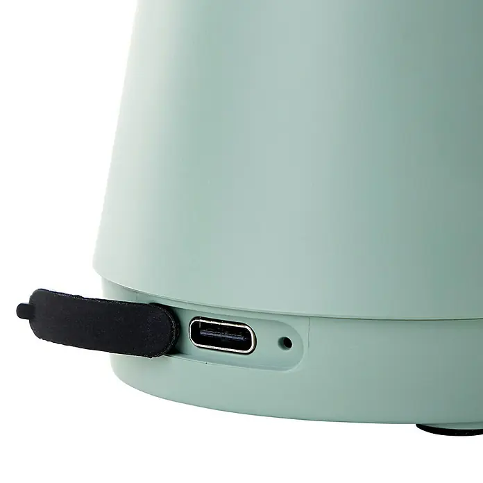 Brilliant Akku-Tischleuchte Navabi - 1,5 W, 9,5 x 17,9 cm, Grün, Warmweiß - Nahaufnahme einer mintgrünen Aroma-Duftlampe mit USB-C-Anschluss und schwarzer Abdeckung, die zur Seite zeigt.