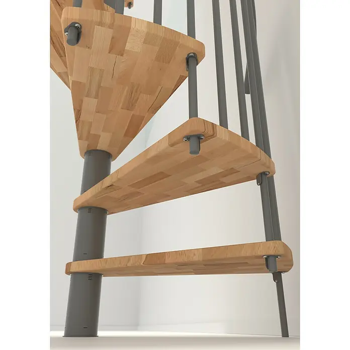 Minka Spindeltreppe Spiral Effect - Durchmesser: 120 cm, Grau, Farbe Stufen: Buche Natur, Geschosshöhe: 305,5 cm - Detailaufnahme einer Wendeltreppe mit Holzstufen und einem grauen Metallgeländer, die ein modernes Design präsentiert.