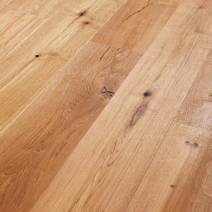 Parkettmuster Eiche Hotel - 280 x 160 x 15 mm, Landhausdiele - Nahaufnahme eines Holzbodens mit natürlichen Astlöchern und Maserungen, die die rustikale Beschaffenheit des Eichenparketts hervorheben.