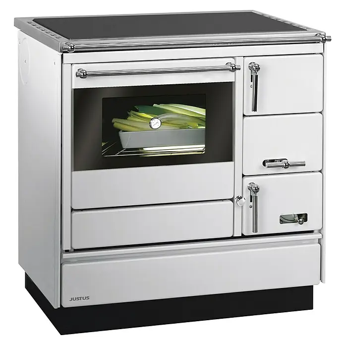 Justus Küchenherd Linz - Raumheizvermögen: 144 m³, Backofen links, Weiß - Ein freistehender, weißer Justus-Herd mit Kochfeld und Backofen, der Funktionalität und klassisches Design für kulinarische Erlebnisse verbindet.
