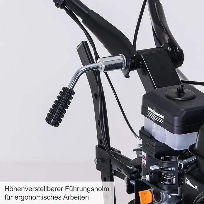 Scheppach Benzin-Bodenhacke MTP750 - 4,2 kW, 4-Takt - Detailaufnahme eines Motorgeräts mit einem höhenverstellbaren Führungsholm für ergonomisches Arbeiten.