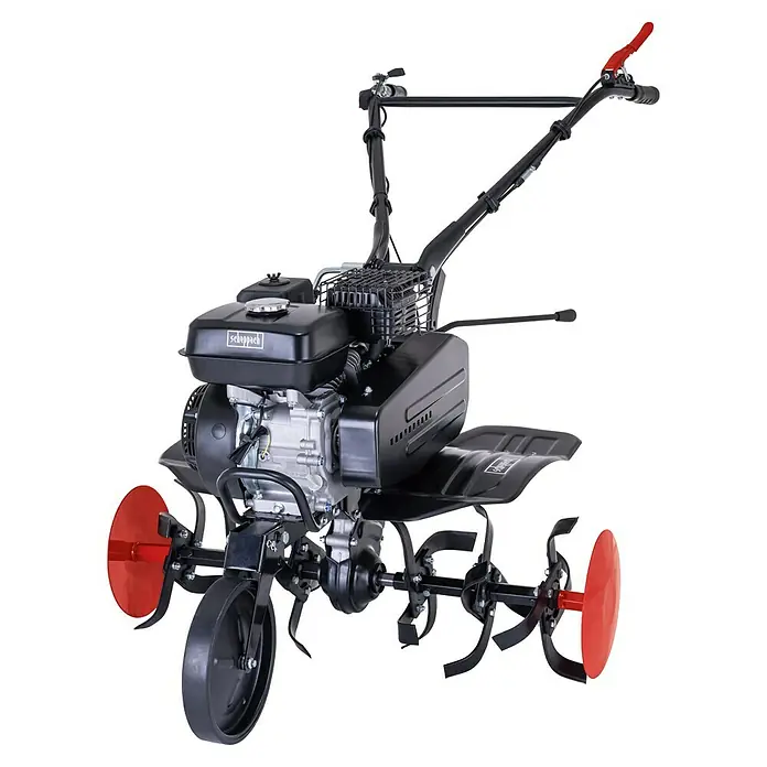 Scheppach Benzin-Bodenhacke MTP750 - 4,2 kW, 4-Takt - Nahaufnahme einer Gartenfräse von Scheppach mit roten Schutzscheiben und schwarzen Fräsmessern vor schwarzem Hintergrund.