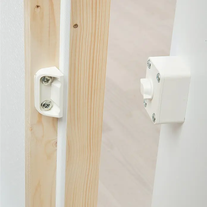 Dolle Kniestocktür - 56 x 80 cm - Detailansicht eines weißen Türschließers an einer Holztür und einem Holzrahmen, befestigt mit Schrauben, der Schließer sorgt für sanftes Schließen.