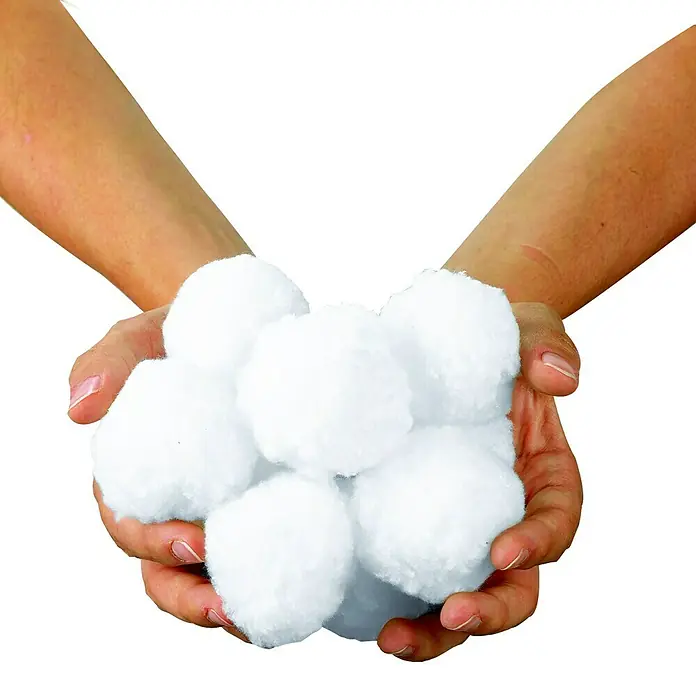 Steinbach Bola filtrante - 700 g - Primer plano de manos sosteniendo un puñado de pompones blancos y suaves.