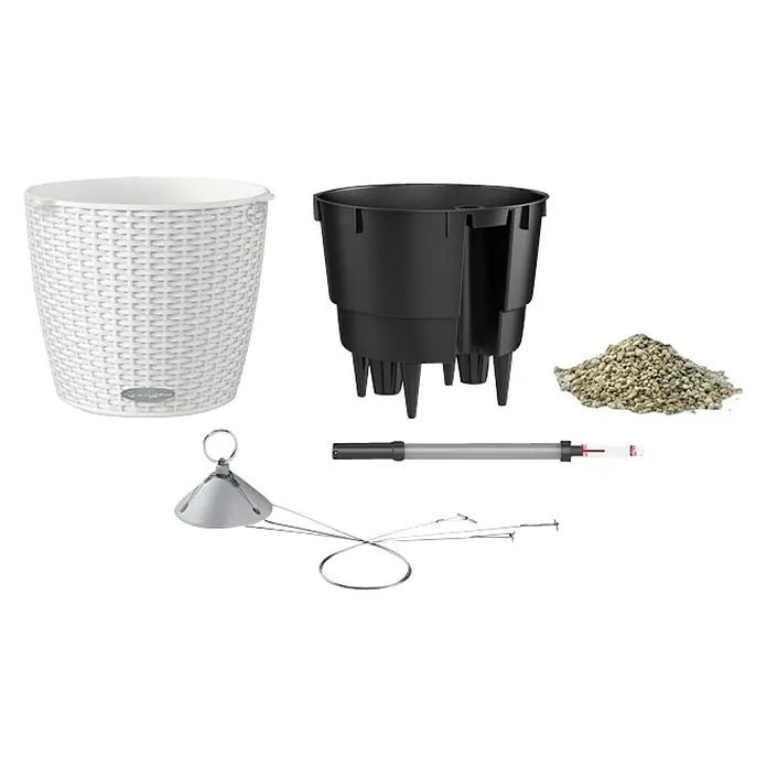 Lechuza Cottage Blumenampel Nido - Außenmaß (Ø x H): 27 x 23 cm, Kunststoff, Weiß - Produktdarstellung eines Pflanzgefäßes mit Zubehör, bestehend aus einem weißen Übertopf, einem schwarzen Innentopf, Substrat und Bewässerungsmesser.