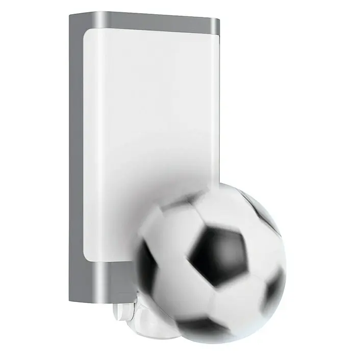 Steinel LED-Sensor-Außenwandleuchte L 240 S Edelstahl - 9,3 W, L x B x H: 8,1 x 16,5 x 30,5 cm, Weiß/Edelstahl, Warmweiß - Das Bild zeigt einen eleganten, weißen Seifenspender mit silbernen Akzenten, während ein Fußball im Vordergrund verschwommen dargestellt ist.