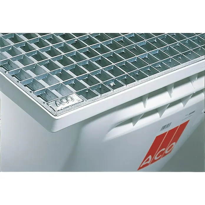 ACO Therm Lichtschacht-Set - 60 x 100 x 100 cm, Polypropylen - Nahaufnahme eines ACO-Entwässerungssystems mit Gitterrost auf einem weißen Behälter, der das ACO-Logo in Rot trägt.