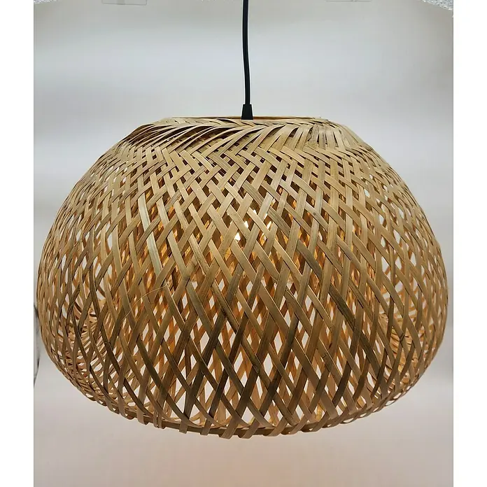 Tween Light Lámpara colgante redonda Bambú - Ø x Al: 45 x 26 cm, Bambú - Primer plano de una lámpara colgante de bambú tejido, que emite un brillo cálido y crea un ambiente natural.