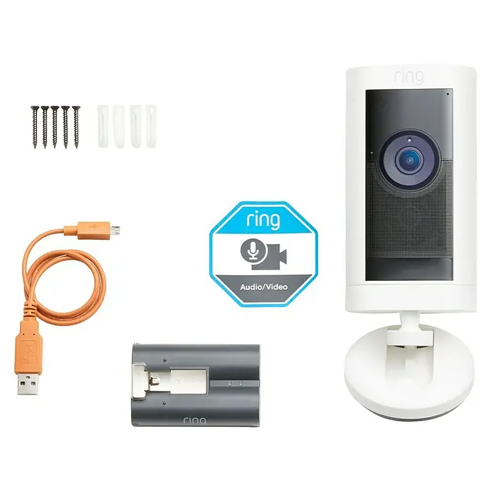 Ring Akku-Überwachungskamera Stick Up Cam Pro Außen - Weiß, Batteriebetrieben - Produktabbildung einer Ring Stick Up Cam Battery mit Zubehör zur Installation und Stromversorgung.