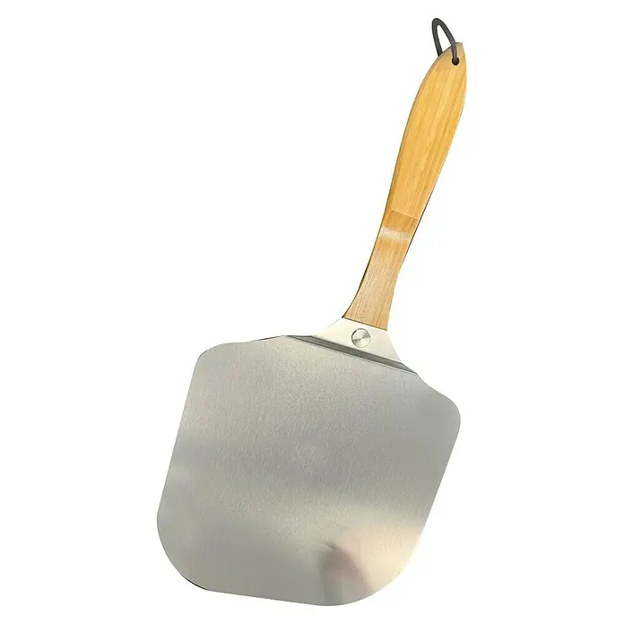 Buschbeck Pizzaschneider Pizza Set 4 TLG. - Schwarz, Edelstahl, Pizzofen Zubehör - Ein Pizzaschieber mit einem Griff aus Bambus und einer Metallplatte, ideal für die Zubereitung von Pizza.