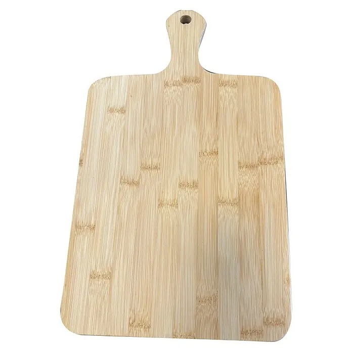 Buschbeck Pizzaschneider Pizza Set 4 TLG. - Schwarz, Edelstahl, Pizzofen Zubehör - Ein rechteckiges Schneidebrett aus hellem Bambusholz mit einem Griff mit Loch zum Aufhängen. Ideal für die Küche zum Zubereiten.
