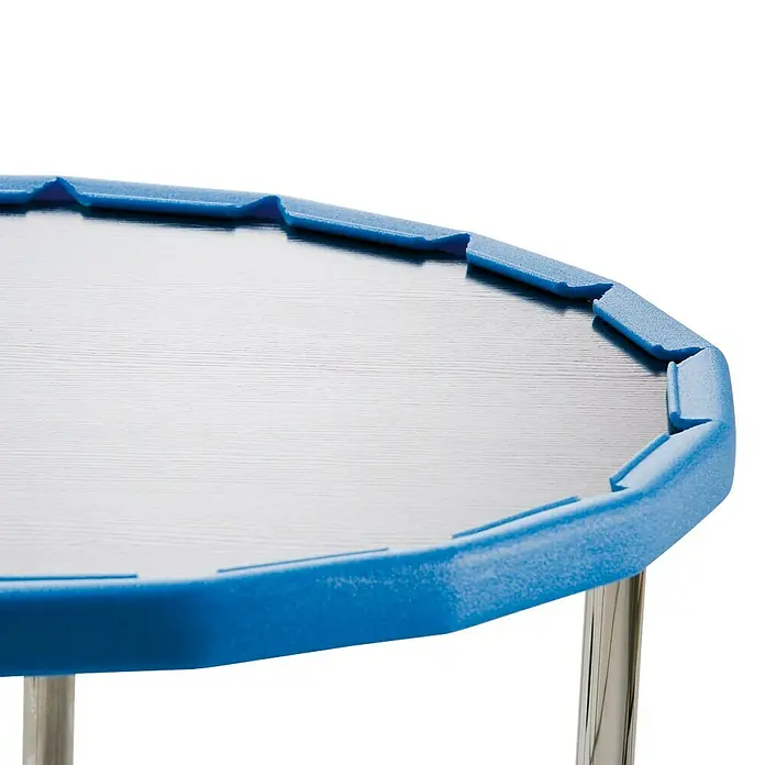 Nips Schaumstoffkantenschutz - Länge: 4 m, Polyethylen - Nahaufnahme eines blauen Minitrampolins mit einem schwarzen Sprungtuch und silbernen Beinen. Ideal für Fitness und Spaß.