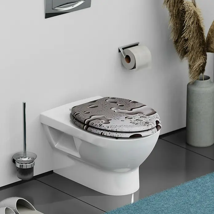 Schütte WC-Sitz Grey Steel - MDF, Grau, Ohne Absenkautomatik - Das Bild zeigt eine moderne Toilette mit einem WC-Sitz mit einem Wassertropfenmuster in einem stilvollen Badezimmer.