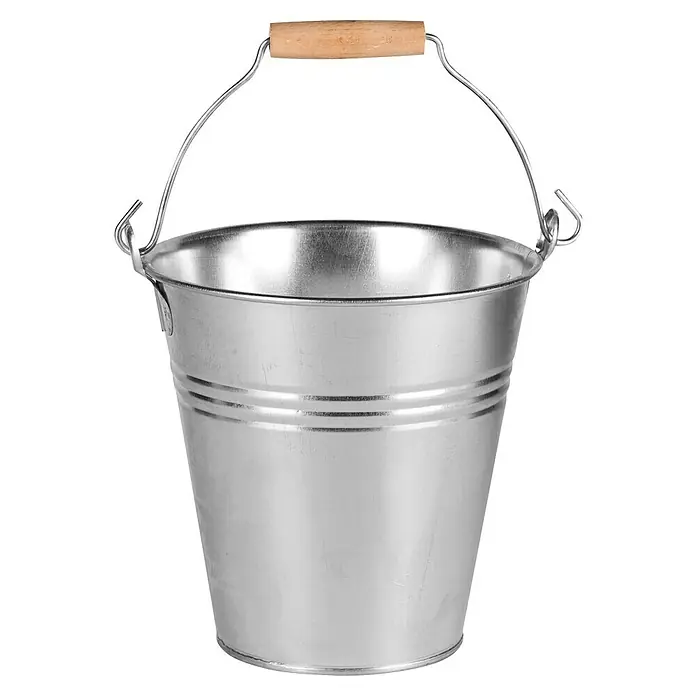 Zinkeimer - 7,2 l - Ein silberfarbener Metalleimer mit einem Holzgriff, ideal für Reinigungsarbeiten oder Gartenarbeit. Der Eimer ist robust und vielseitig einsetzbar.