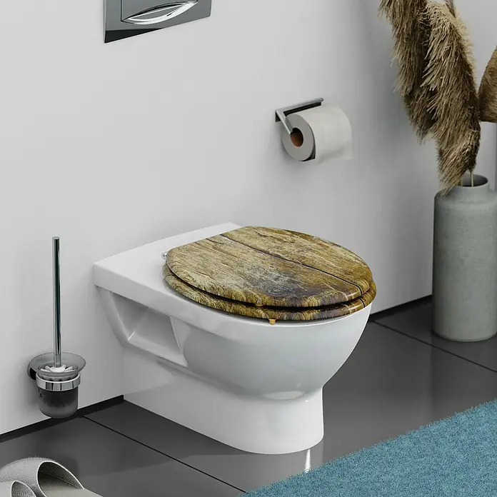 Schütte WC-Sitz Solid Wood - MDF, Braun, Ohne Absenkautomatik - Hier ist eine Nahaufnahme eines modernen Wand-WCs mit einem hölzernen Toilettensitz, das eine stilvolle und funktionale Badezimmerlösung zeigt.