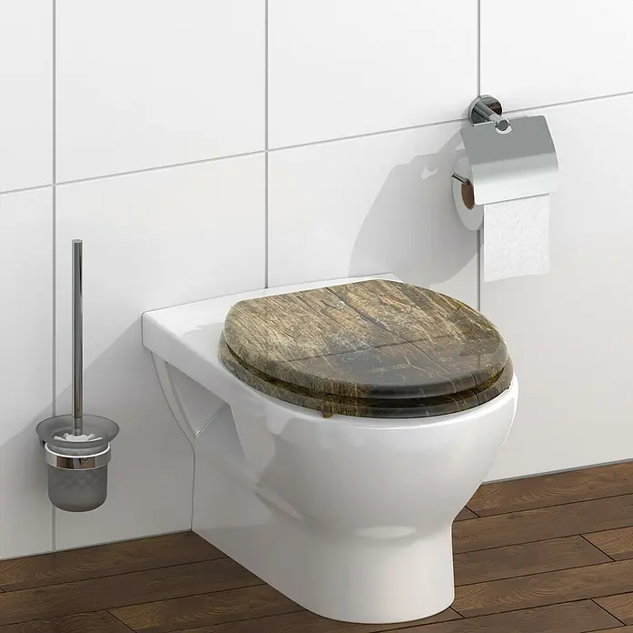Schütte WC-Sitz Solid Wood - MDF, Braun, Ohne Absenkautomatik - Ein elegantes Badezimmer mit einer Toilette mit einem Holzsitz, einem Toilettenpapierhalter und einer Toilettenbürste.