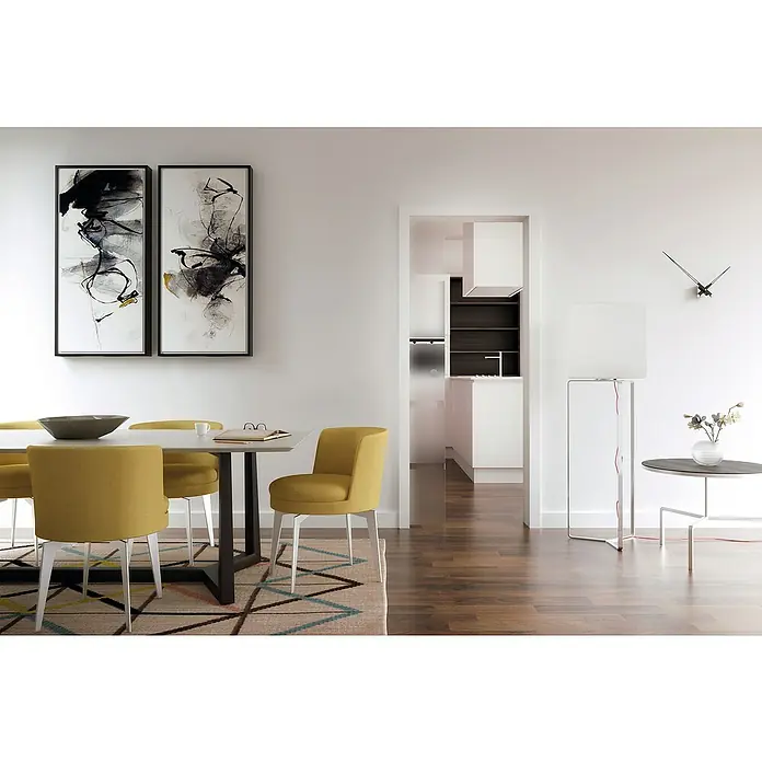 Entravia Glasschiebetür - 735 x 2.105 mm, Satiniertes Glas, 4-Streifen Design, Ohne Schlossbohrung, Passend für: Entravia Simple-Pocket Schiebetürsystem - Helle und moderne Esszimmereinrichtung mit gelben Stühlen, einem Esstisch, Kunstwerken und einer Stehlampe, die eine gemütliche Atmosphäre schaffen.