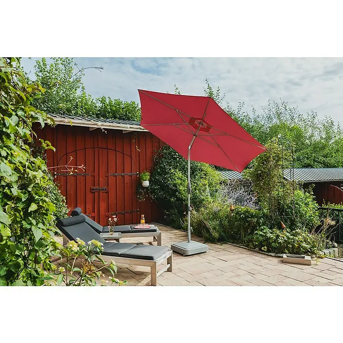 Suncomfort Marktschirm Shell-Turn - Aurora Rot, Durchmesser Bespannung: 300 cm - Entspannen Sie unter dem roten Sonnenschirm mit diesem stilvollen Terrassen-Setup, komplett mit Liegestühlen für ultimative Entspannung im Freien.