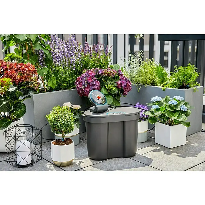 Gardena Bewässerungs-Set AquaBloom + Wasserreservior - Solarbetrieben - Das Bild zeigt den Gardena Urlaubsbewässerungs-Set für eine automatische Bewässerung von Topfpflanzen während der Urlaubszeit.