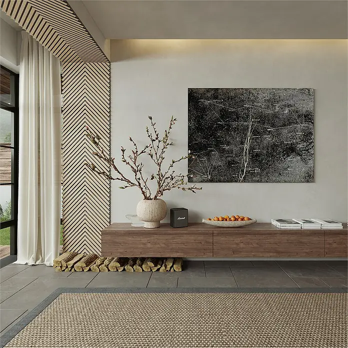 Sonido Akustikpaneel Herringbone - New Light Oak, L x B x S: 2.750 x 520 x 18 mm - Wohnzimmer mit modernem TV-Schrank aus Holz, Kunstwerk und Dekorationen wie Vase, Obstschale und Brennholz. Elegantes und stilvolles Design.