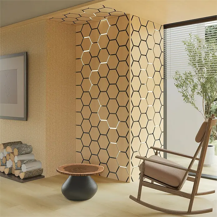 Sonido Akustikpaneel Hexagon - New Light Oak, L x B x S: 760 x 574 x 18 mm, 4 Stk. - Elegantes Wohnzimmer mit einem schicken Beistelltisch aus Holz und einem gemütlichen Schaukelstuhl vor dem Fenster.