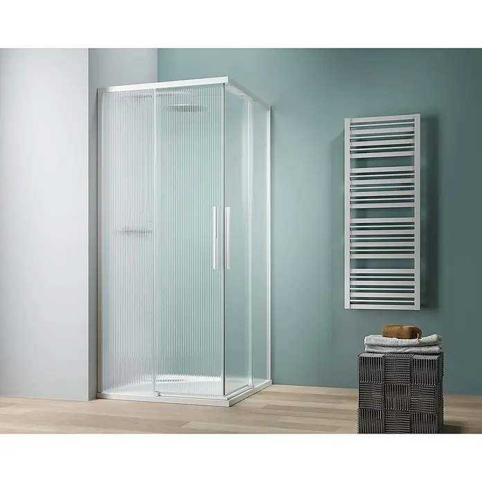 Camargue Eckdusche Tampere - L x B x H: 90 x 90 x 195 cm, Gewelltes Glas, Unbeschichtet, Weiß, Glasstärke: 6 mm - Ein Badezimmer mit einer modernen Duschkabine mit geriffelten Glaswänden und einem beheizten Handtuchhalter.