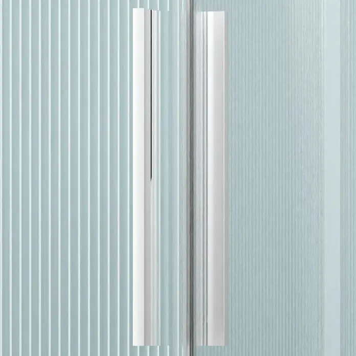 Camargue Eckdusche Tampere - L x B x H: 90 x 90 x 195 cm, Gewelltes Glas, Unbeschichtet, Weiß, Glasstärke: 6 mm - Nahaufnahme von zwei modernen, weißen Türgriffen an einer texturierten, blassblauen Glastür. Schlichtes und elegantes Design.
