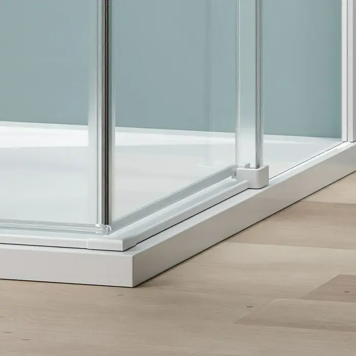 Camargue Eckdusche Tampere - L x B x H: 90 x 90 x 195 cm, Klarglas, Unbeschichtet, Weiß - Nahaufnahme einer weißen Duschkabine mit klaren Glaspaneelen und silbernen Beschlägen, die auf einem hellen Holzboden steht.