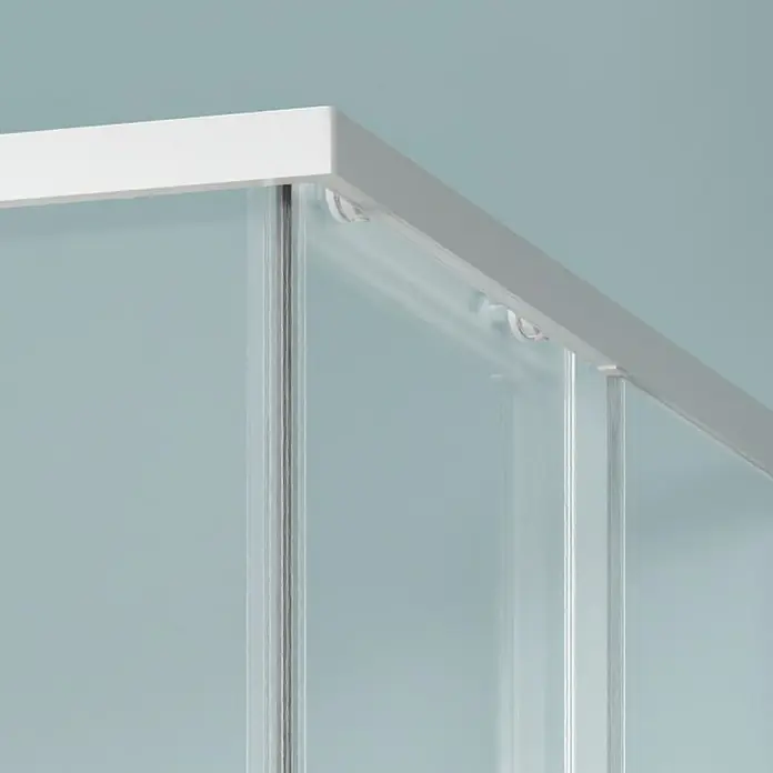 Camargue Eckdusche Tampere - L x B x H: 90 x 90 x 195 cm, Klarglas, Unbeschichtet, Weiß - Nahaufnahme einer modernen Duschkabine mit klaren Glaspaneelen und weißen Rahmen, die ein minimalistisches Baddesign zeigt.
