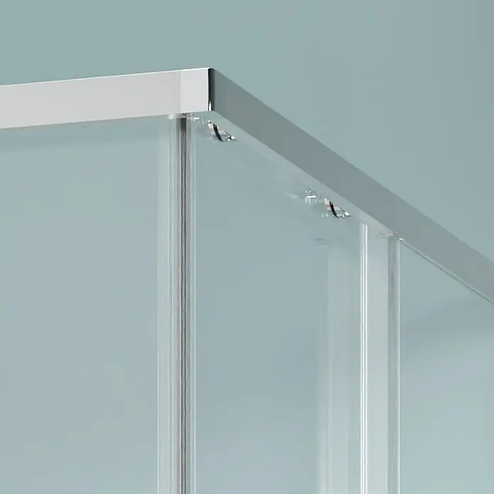Camargue Eckdusche Tampere - 90 x 90 x 195 cm, Unbeschichtet, Silberglanz, Glasstärke: 6 mm - Detailaufnahme einer modernen Duschkabine mit klarem Glas und schlanken, silbernen Rahmenprofilen für ein minimalistisches Design.