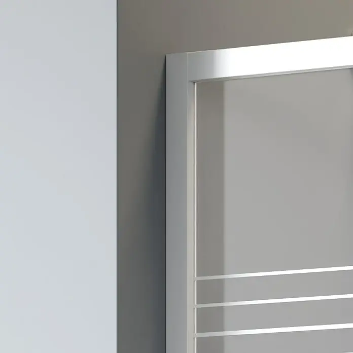 Camargue Eckdusche - 90 x 90 x 190 cm - Nahaufnahme einer modernen Duschkabine mit klaren Linien und einem minimalistischen Design. Die silbernen Rahmen umgeben klares Glas.