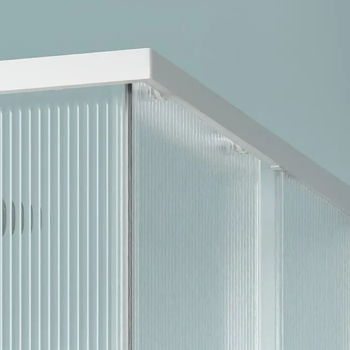 Camargue Eckdusche Tampere - L x B x H: 90 x 90 x 195 cm, Gewelltes Glas, Unbeschichtet, Weiß, Glasstärke: 6 mm - Detailansicht einer Duschkabine mit geripptem Glas und weißem Rahmen. Das stilvolle Design sorgt für Privatsphäre und Ästhetik im Bad.