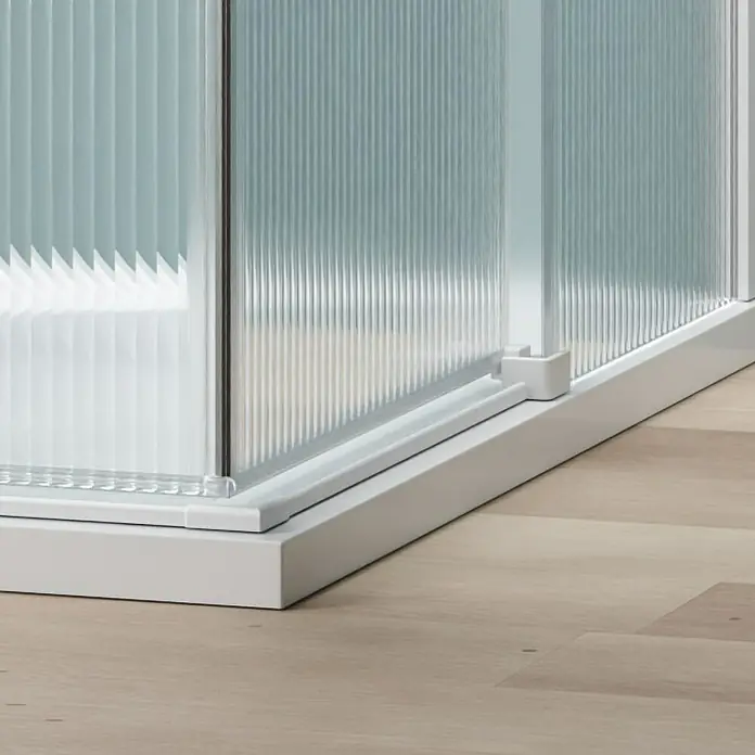 Camargue Eckdusche Tampere - L x B x H: 90 x 90 x 195 cm, Gewelltes Glas, Unbeschichtet, Weiß, Glasstärke: 6 mm - Detailaufnahme eines weißen Schranks mit geriffeltem Glas, der auf einem hellen Holzboden steht. Elegantes Design und hochwertige Verarbeitung.