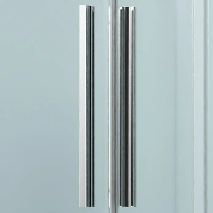 Camargue Eckdusche Tampere - 90 x 90 x 195 cm, Unbeschichtet, Silberglanz, Glasstärke: 6 mm - Nahaufnahme von zwei modernen, silberfarbenen Duschkabinentürgriffen vor einem hellen, unscharfen Hintergrund.