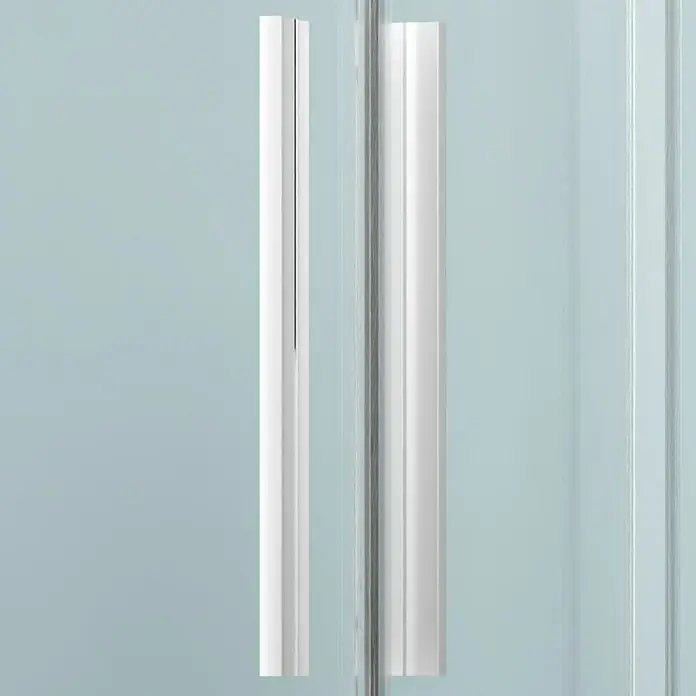 Camargue Eckdusche Tampere - L x B x H: 90 x 90 x 195 cm, Klarglas, Unbeschichtet, Weiß - Detailaufnahme einer Duschkabine mit eleganten, silbernen Beschlägen und klarem Glas, das ein modernes Badezimmerdesign unterstreicht.